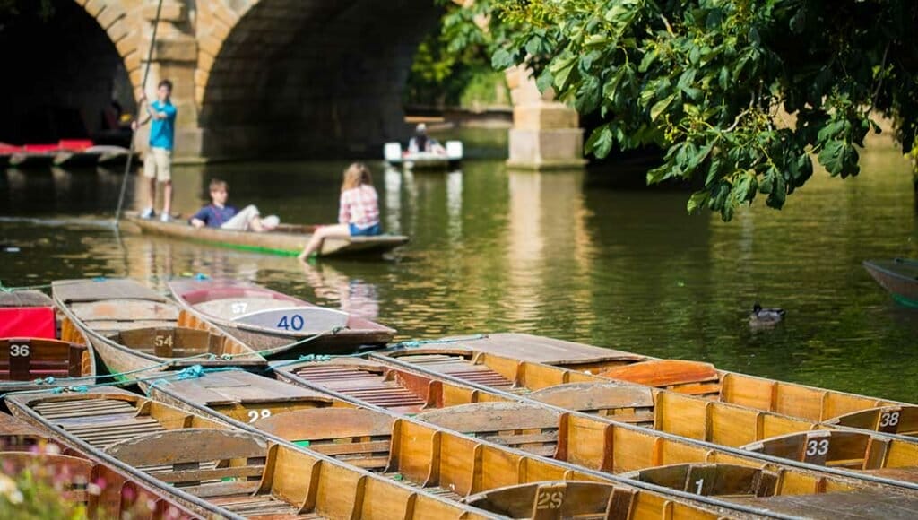 Outdoor activities in Oxford is punting - Best Things to do in Oxford.